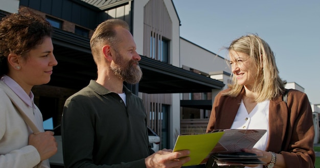 realtor is talking buyers 1377152 1750